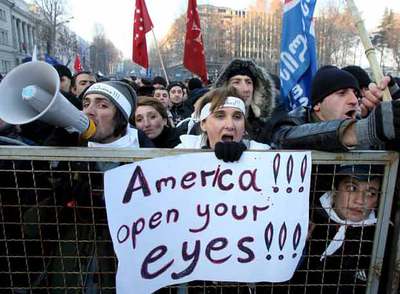 Simpatizantes de la oposición georgiana marchan ayer en Tbilisi para protestar contra el resultado electoral, que consideran un fraude.