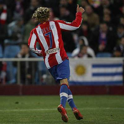 Forlán, durante el partido contra el Valencia.