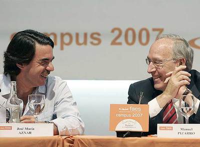 Manuel Pizarro y José María Aznar, durante un acto organizado por la FAES, el 11 de julio pasado.
