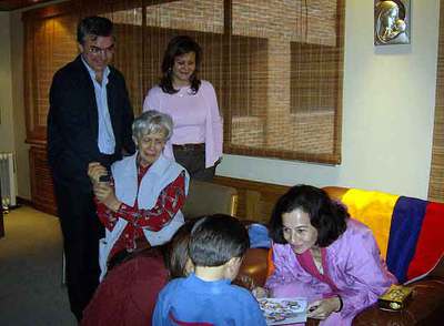 Clara Rojas sonríe ante el dibujo que ha hecho su hijo. A la izquierda, la madre de Clara Rojas, sentada, ayer en Bogotá.