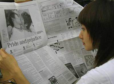 Una mujer lee el reportaje sobre los homosexuales publicado ayer por el  China Daily .