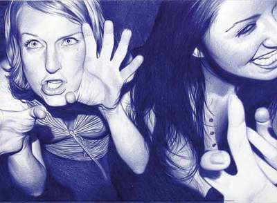 Dos amigas del autor posan en dos dibujos de pequeño formato que se muestran en la exposición  Bare(ly) there.  