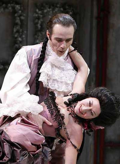 Carlos Moreu y Natalia Hernández, en una escena de  Zanahorias. 