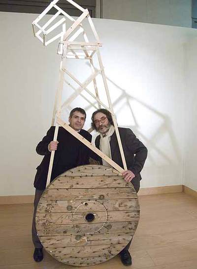 Alberto Palomera (a la izquierda) y Massimiliano Tonelli, con una escultura de  La odisea .