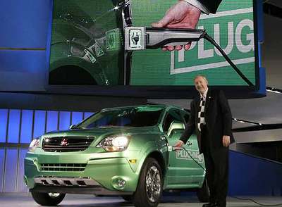 El vicepresidente de General Motors, Tom Stephens, muestra el híbrido Saturn Vue Green, en el pasado salón del automóvil de Detroit.