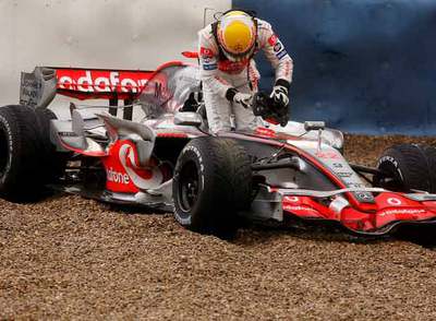 Hamilton abandona su monoplaza tras una salida de pista ayer en Jerez.