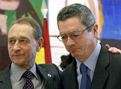 El alcalde de París, Bertrand Delanoë (izquierda), conforta a Alberto Ruiz-Gallardón tras responder éste a los periodistas.