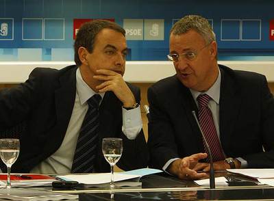 El presidente Zapatero y el ministro Caldera, durante la reunión de la ejecutiva federal.