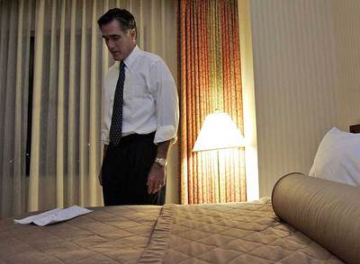 El candidato republicano Mitt Romney, ex gobernador de Massachusetts, en la habitación de su hotel el martes en Southfield, Michigan, tras la victoria.