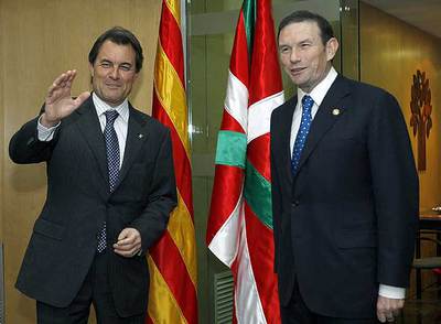 El presidente de CiU, Artur Mas y el  lehendakari,  Juan José Ibarretxe, ayer en la sede de CDC.   