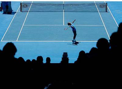 Roger Federer saca durante el partido  contra Santoro.
