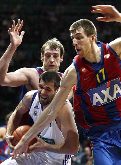 Marconato y Vázquez presionan a Felipe Reyes.