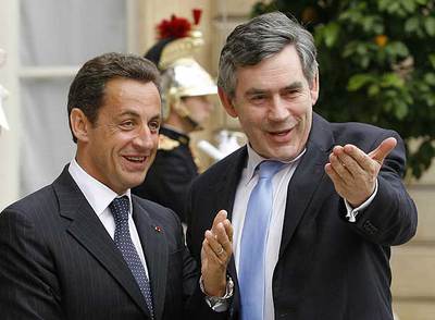 El presidente francés, Nicolas Sarkozy, y el primer ministro británico, Gordon Brown, en París el 20 de julio.