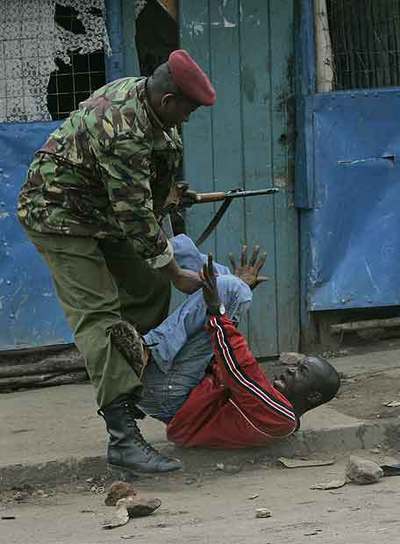 Un policía keniano agarra a un manifestante en un suburbio de Nairobi.