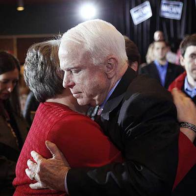 McCain abraza ayer a la madre de un  marine  muerto en Irak.