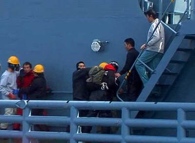 Marineros japoneses reducen a los dos ecologistas que subieron a bordo del ballenero   Yashin Maru 2. 