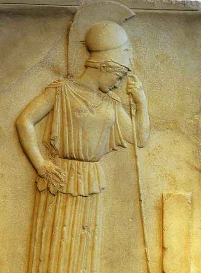  Atenea pensativa,  estela de la muralla de la Acrópolis de Atenas (770 antes de Cristo) expuesta en el museo de estas ruinas.