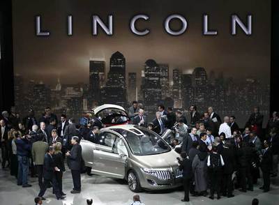 General Motors, Chrysler y Ford, los tres grandes grupos americanos, estrenan varios modelos aunque pasan casi desapercibidos en su feria doméstica.