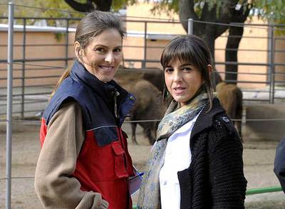 Mònica López, a la izquierda, y Llum Barrera, en la serie   Zoo.  