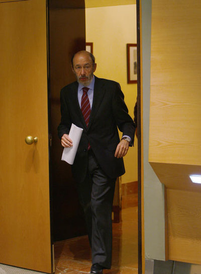 El ministro Alfredo Pérez Rubalcaba, antes de su comparecencia para explicar la operación.