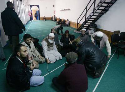 Un grupo de musulmanes en una mezquita de Barcelona.