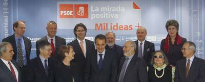 Zapatero bromea con 11 de los  sabios  que han asesorado su programa electoral, acompañado por el ministro Jesús Caldera.