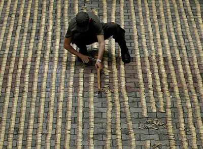 Un policía colombiano examina en Medellín munición arrebatada a las FARC.