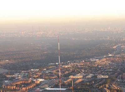 Imagen aérea tomada ayer de la zona por donde Fomento quiere que pase la variante de la autopista A-6. Abajo se puede ver la población; arriba, el monte protegido.