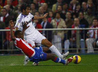 Raúl intenta eludir a Perea.