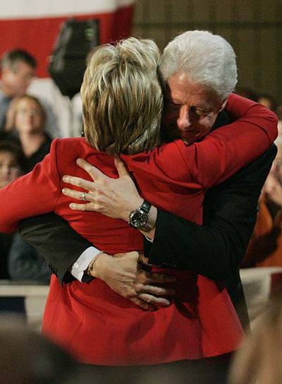Hillary y Bill Clinton se abrazan durante un acto electoral, en Misuri, el sábado.