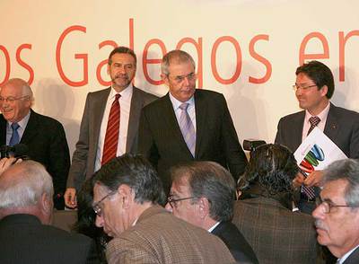 De izquierda a derecha, el presidente de la patronal, el conselleiro de Economía y el presidente de la Xunta, ayer en Santiago.