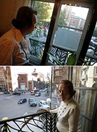 Arriba, Mercedes Larrea en noviembre, cuando un  chirimbolo   le tapaba las vistas de la calle del Marqués de Urquijo. Debajo, una imagen de la mujer tomada ayer, ya sin  pantallazo . rn álvaro garcía