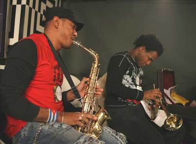 Dos de los candidatos, durante el  casting  de  Hijos de Babel. 