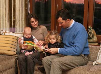 LOS PRÍNCIPES DE ASTURIAS, CON SUS HIJAS LAS INFANTAS LEONOR Y SOFÍA, EN SU RESIDENCIA DEL COMPLEJO  DE LA ZARZUELA.