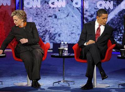 HILLARY CLINTON Y BARACK OBAMA REVISAN SUS NOTAS DURANTE UN DESCANSO DEL DEBATE CELEBRADO POR LA CNN EN CAROLINA DEL SUR, DONDE EL SÁBADO HABRÁ ELECCIONES PRIMARIAS.