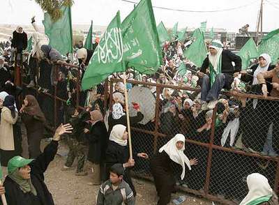 CIENTOS DE MUJERES PALESTINAS SALTAN LA VALLA DEL PUESTO FRONTERIZO DE RAFAH, EL PASO A EGIPTO.