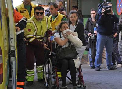 Una mujer, atendida en el hospital Virgen de la Salud.