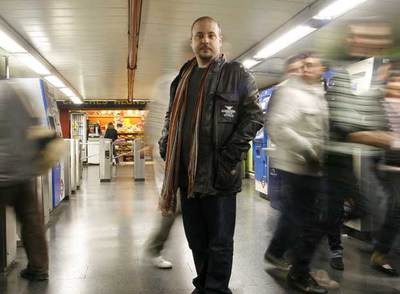 Sergio de la Puente, autor del disco Bajo la ciudad, en una estación de metro.