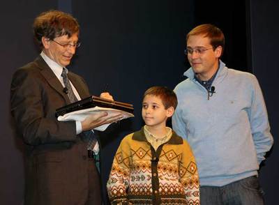 Bill Gates, junto a Álvaro y Vicente, ayer, en Berlín.