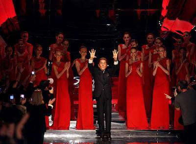 Valentino Garavani saluda a los 900 invitados, al término de su desfile de despedida de la moda, ayer en la semana de la alta costura de París.