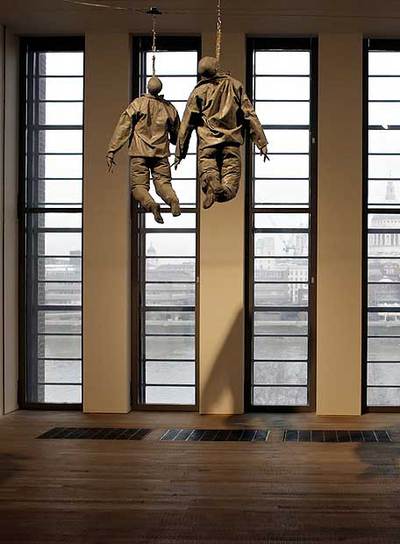  Hanging figures  (1999), con los ventanales de la Tate Modern y Londres al fondo.