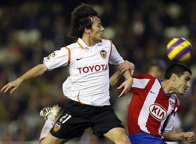 Silva, a la izquierda, pelea el balón con Pablo.