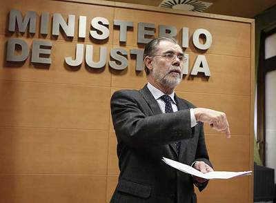 Fernández Bermejo, en la rueda de prensa en la que anunció las acciones del Gobierno contra ANV y PCTV.