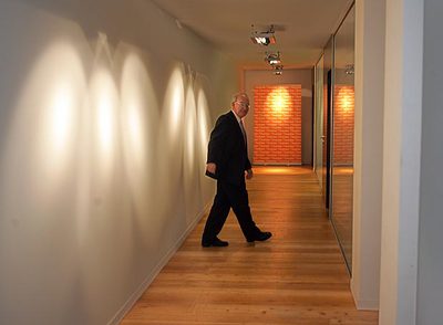 El presidente de Euskaltel, José Antonio Ardanza, en la sede de la compañía telefónica.