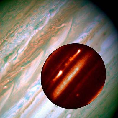 Las dos tormentas, observadas en infrarrojo, sobre una imagen en luz visible de esa zona de Júpiter, tomada por el  Hubble .