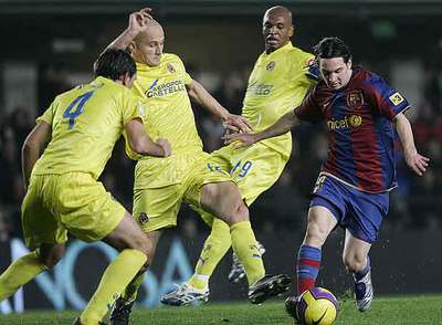 Messi trata de abrirse paso ante Godín, Nihat y Senna.