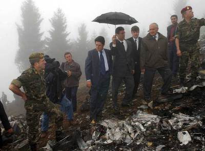 El entonces ministro Federico Trillo-Figueroa, en el lugar del siniestro del Yak-42, en Trebisonda (Turquía), el 26 de mayo de 2003.
