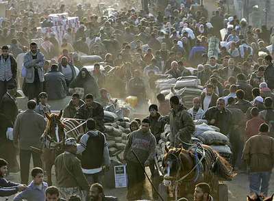 Palestinos hacen acopio de productos en la frontera entre Gaza y Egipto.