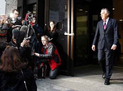 El ministro de Trabajo, Peter Hain, anuncia su dimisión en la puerta del Ministerio, ayer en Londres.