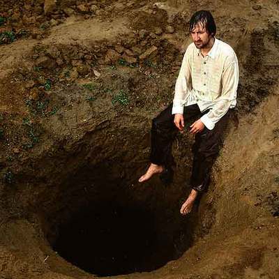  I pensatore di buche  (2002), impresión sobre aluminio de Diego Perrone.